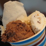 ジェラテリア ジェリーム - ジャスミン、チョコ、アーモンドプラリネ