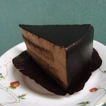 チョコレート＆ケーキ ジャカランダブルー - オール・ブラックス（370円）。