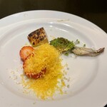 SARLAT - カエル、筍芋、苺とラフランスのミモレットチーズがけ