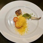 SARLAT - カエル、筍芋、苺とラフランスのミモレットチーズがけ