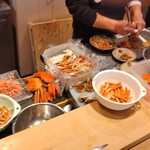 すしやのたい悟 - せいこ蟹が１０人前の注文があったので、アルバイトさんを雇って仕込みをしています。