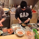 すしやのたい悟 - せいこ蟹を仕込む大将は一番左の方で私服は初めてみました