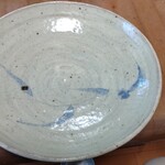 すしやのたい悟 - 同じく作家さんの少し窪んだ皿には「ばらちらし」を盛ります。