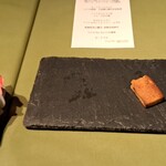 炭火焼きステーキ灰屋 - ついうっかり食べちゃった焼きたてのフィナンシェ…美味しかった