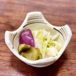 夕づる - お通し的なサービスでいただいたお新香