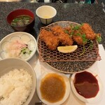とんかつ マンジェ - 上ヘレとんかつ定食（これにサラダもあります）