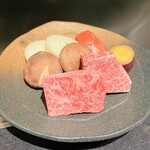 創作鉄板 蔵人 - メインのお肉とお野菜、赤いのはまさかのこんにゃくです！