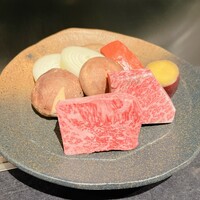 創作鉄板 蔵人 - メインのお肉とお野菜、赤いのはまさかのこんにゃくです！