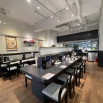 喜多方ラーメン 坂内 - カウンター18席、テーブル10席