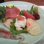 竹之内 - 刺身盛り合わせ　右の山葵の横の茶色のツマが「莫大海」という木の実、海藻みたいなものですよ。東南アジアでは、そのままシロップに漬け込みスイートになるそうです。