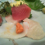 竹之内 - まぐろの下にあった烏賊の刺身に巻かれた雲丹。いいお色してました。左奥に海ぶどう見えます。