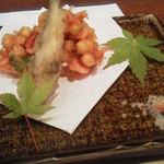 竹之内 - 稚鮎とうもろこしと桜海老のかき揚げ　お塩は白とピンクの紅白で提供されてます。