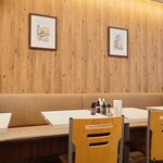 マイカリー食堂 - 玄関入って右壁がテーブル席。