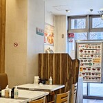マイカリー食堂 - 玄関入ってすぐ右には"キャッシュレス"オンリーの券売機があります。