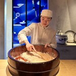 初音鮨 - 炊きたての羽釜ご飯を目の前で酢飯に仕上げる