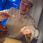 初音鮨 - まだ熱いシャリをひとさじ味見