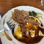 食事と喫茶 ひといき - ハンバーグ200g目玉焼き付き、フォーク上げ