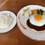 食事と喫茶 ひといき - ハンバーグ200g目玉焼き付き、ライス