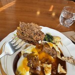 食事と喫茶 ひといき - ハンバーグ200g目玉焼き付き、フォーク上げ