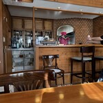 食事と喫茶 ひといき - 内観、奥が厨房