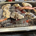 Milk Gaki Toyohisa Maru - 牡蠣は平らな方から焼き，3分ずつ焼く
