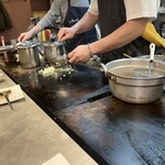 いか玉屋プラスアルファー - 急に満席になって大忙し。
      そのお陰でアニキが焼いてるとこを初めて見れた。