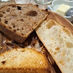 カタネカフェ - チャバタ、ブリオッシュともう一種は田舎パンのリュスティック