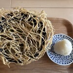うどん やまぼうし - 牛すじごぼう天うどん950円、塩むすび110円