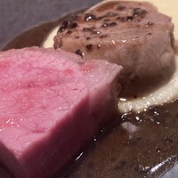 アルゴリズム - 【5.金華豚　2種の部位、豆豉(とうち)】
                    肩ロースのレア焼きと
                    タンを柔らかく煮たもの