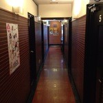 カラオケオンステージ - 201406  オンステージ 　道中の風景（「カラオケルーム」が並びます）