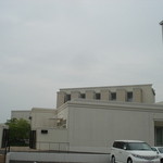 Buran Anju - 駐車場と建物