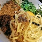ほうきぼし+ - 先ずは丼底から麺を引っ張り出し喰らう…