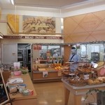 パン工場 - ザ・ビッグ福岡空港南の中にあるフジパン系列のパン屋さんです。 