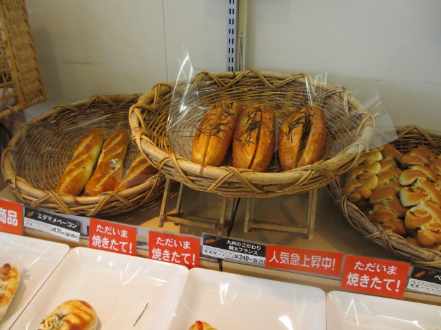 大きなパン 写真 : パン工場 ザ・ビッグ福岡空港南店 - 竹下/パン | 食べログ