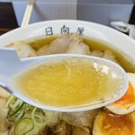 青竹手打ラーメン 日向屋 - ▪︎黄金に輝くスープ