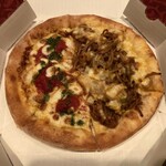 ピザ・ロイヤルハット - 料理写真:ハーフ＆ハーフ（S、1,200円）
マルゲリータ＋行者の伝説焼きそばピザ