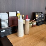 かつ元 - ドレッシングは胡麻とシーザーサラダ　とんかつソースは甘口と辛口　大きいチューブのからし