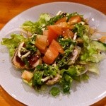 隠れ家Dinning　味杜 - なぜか絶品うまい！よこわマグロのレアフライ入りサラダ　 常連客さんがキタ級遺産に認定したいとのこと