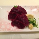 二代目 やっこ - クジラ赤肉の刺し身。