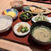 京都一の傳  六本木ヒルズ店 - ◉〈御膳〉
                    ・小鉢 2品(ほうれん草とじゃこのお浸し、茄子と青唐辛子の煮浸し)
                    ・出汁巻卵
                    ・銀だらの蔵みそ焼
                    ・味噌椀
                    ・天ぷら(アスパラガス、舞茸、鯛の紫蘇巻き揚げ)
                    ・ご飯(お代わり自由)