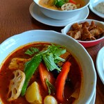 曼荼羅 - 薬膳スープ、ポーク角煮、辛さ４番