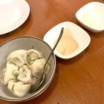 イクラバル ロシアンビストロ - ペリメニに、サワークリームを追加