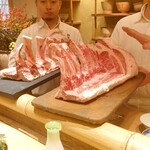 青蓮院門跡前 月おか - さっそく目の前には肉塊が