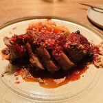 INUI - 焼きたてベトナム焼豚アニスとラズベリーのソース