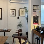 名曲カフェ エグモント - 壁を飾るリトグラフや楽譜、絵はクラシック繋がり