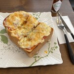 名曲カフェ エグモント - ピザトースト、タバスコ味変もいい