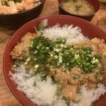 ごちそう処 きむら - 味噌トンカツ丼1,100円はフワフワの寒天みたいなのがのってます。子供は苦手みたい。