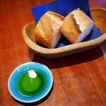 ル・プーレ ブラッスリーうかい - バゲット用に塩とオリーブオイルをお願いしました