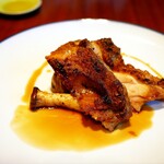 ル・プーレ ブラッスリーうかい - 妻の注文したロティサリーチキン: 皮がパリッとしていて、肉厚ジューシーで美味しかったです