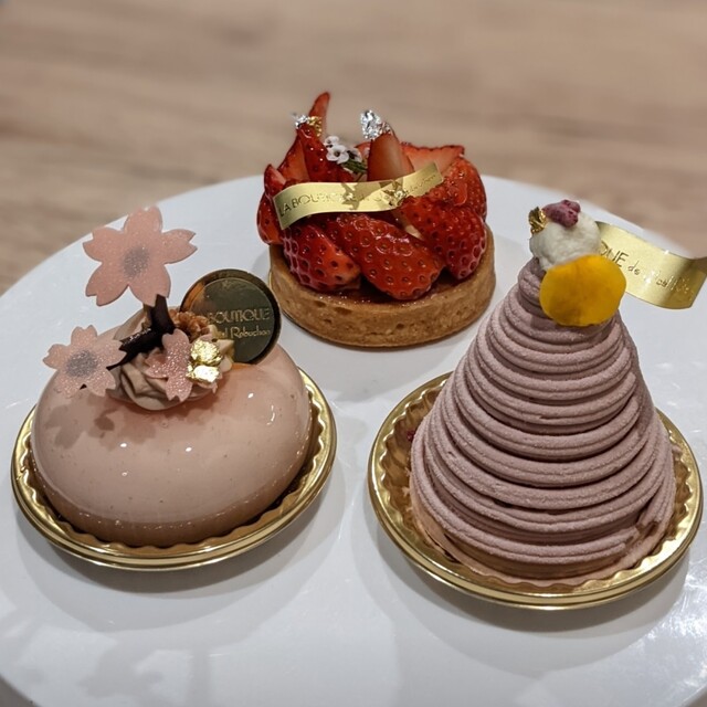 甘さと繊細さが共演するロブションのケーキ三重奏』by